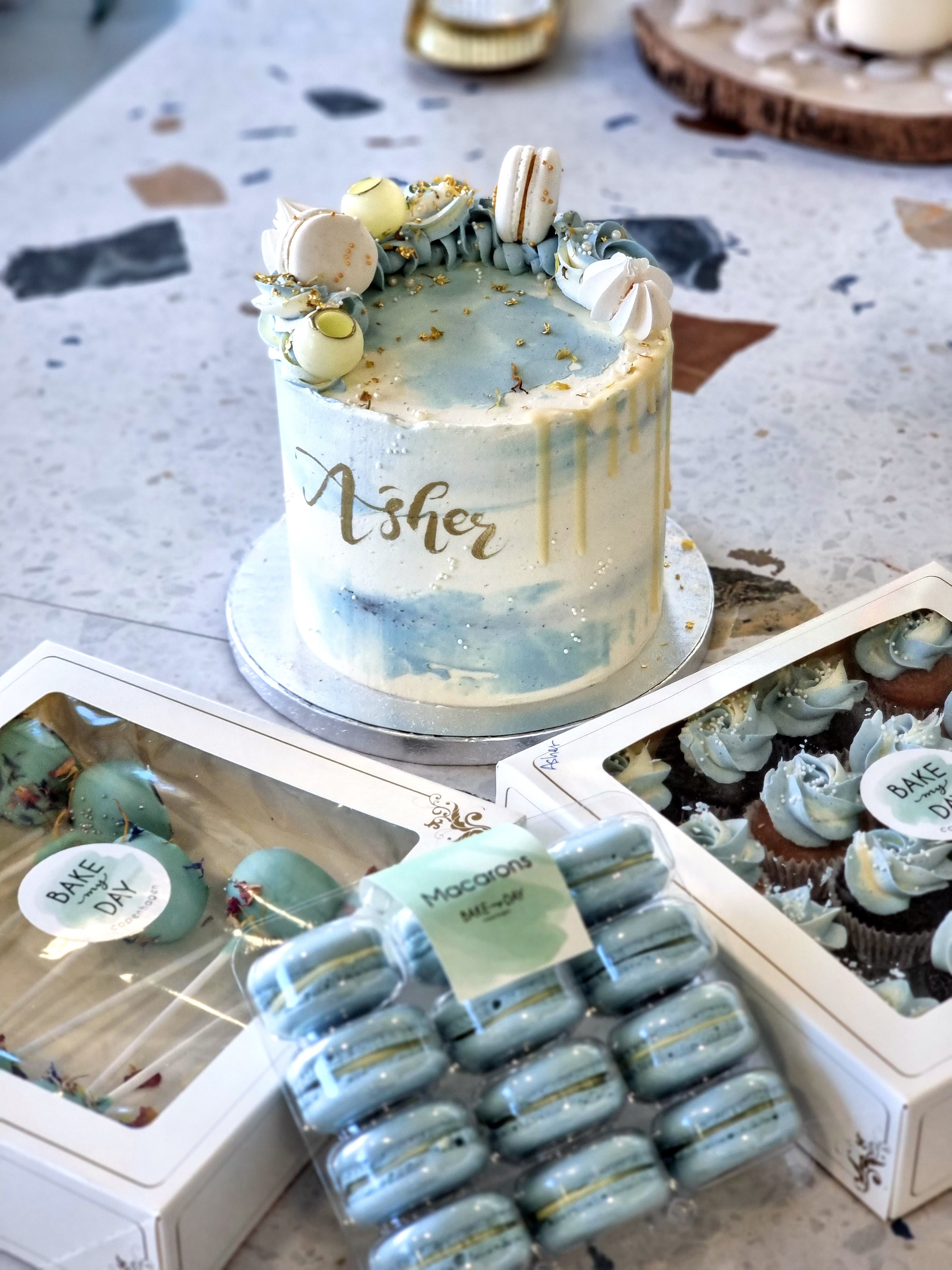 Matching cake table