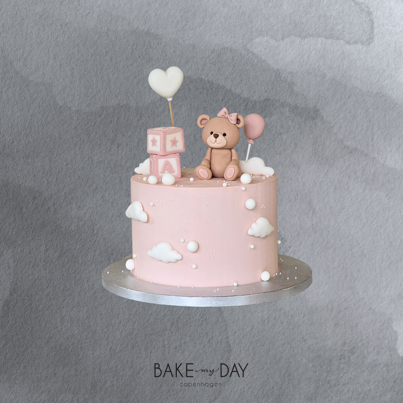 Baptismcake with teddy bear and heart balloon