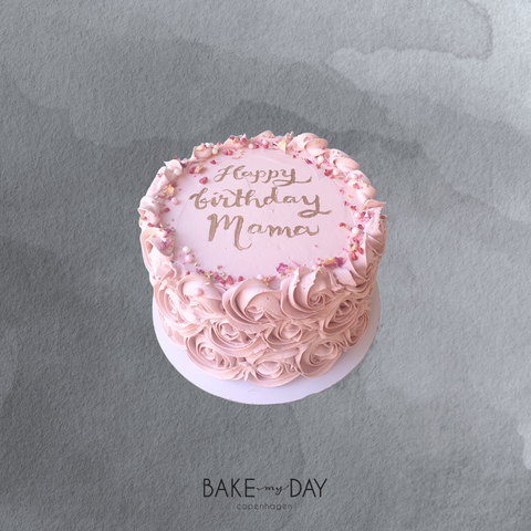 Festkage med smørcremesroser og krymmel