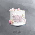 Kage med glat creme, macarons og blomster