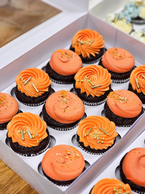 Cupcakes med farvet creme