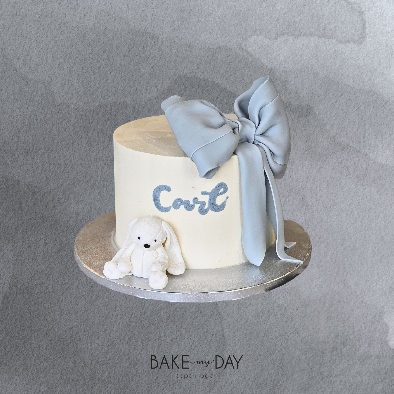 Baptismcake with bow and bunny