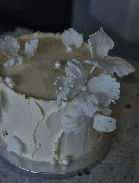 Bryllupskage med håndlavede blomster