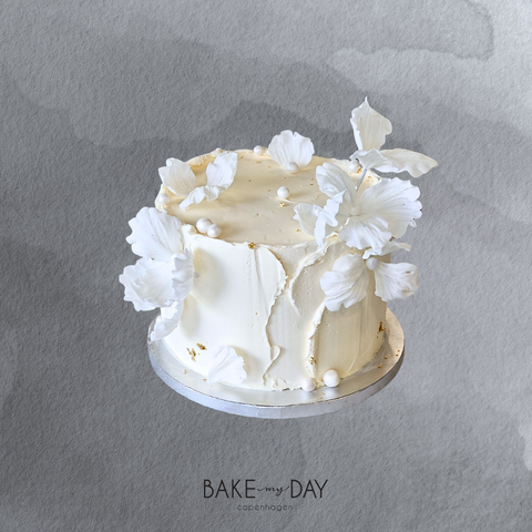 Bryllupskage med håndlavede blomster