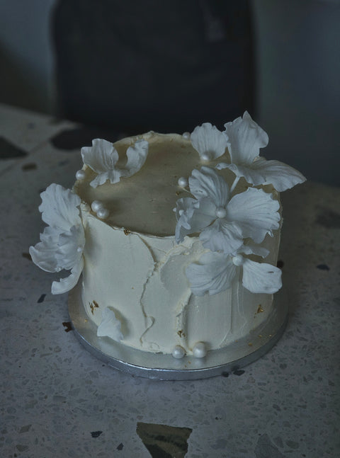 Bryllupskage med håndlavede blomster