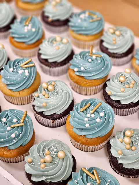 Cupcakes med farvet creme