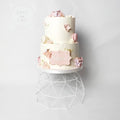 Kage med glat creme, macarons og blomster