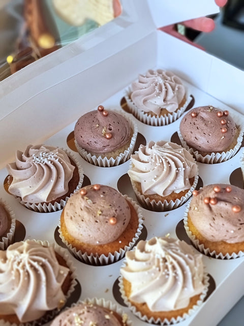 Cupcakes med farvet creme