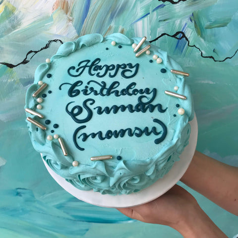 Festkage med smørcremesroser og krymmel