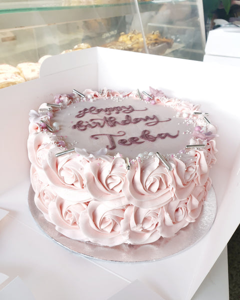 Festkage med smørcremesroser og krymmel