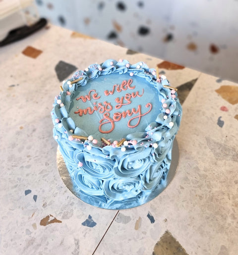 Festkage med smørcremesroser og krymmel